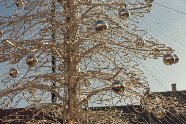 Souvenir di Natale sul bancone in Europa. Albero di Natale con dei giocattoli.