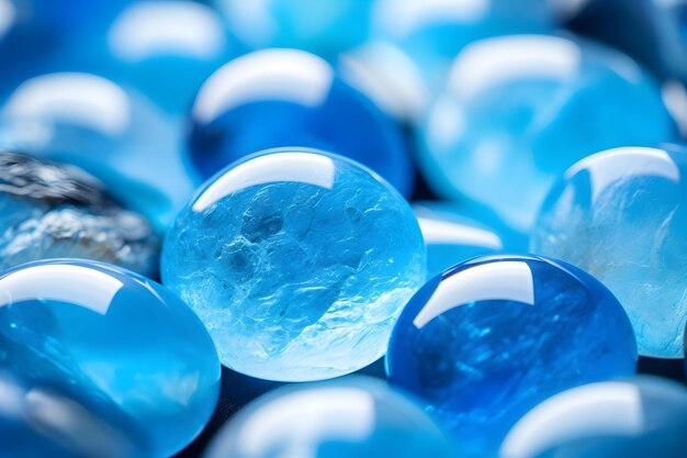 Souvenir Selective Focus Fotografia di un lotto rotondo di pietre preziose blu su superficie bianca
