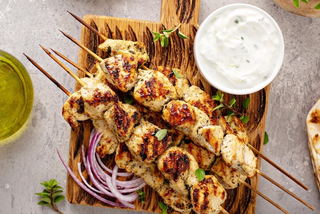 Souvlaki di pollo greco su spiccioli di legno