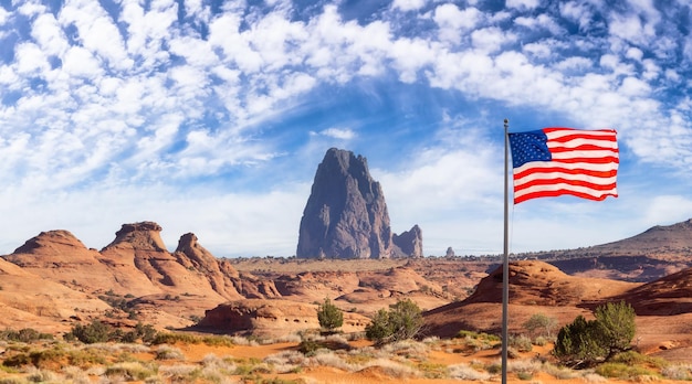 Sovrapposizione della bandiera nazionale americana con il paesaggio americano delle montagne rocciose del deserto
