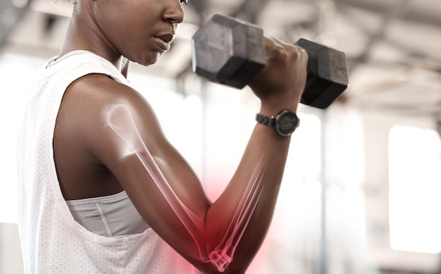 Sovrapposizione di ologramma osseo atleta donna nera e allenamento con i pesi di una forte atleta femminile Esercizio di forza allenamento in palestra e guadagno muscolare delle braccia con illustrazione di infiammazione articolare rossa con fitness