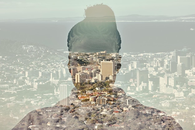 Sovrapposizione donna e città con edifici oceano e montagna sullo sfondo Silhouette ombra e donna nera con il mare di Città del Capo e l'architettura sullo sfondo per la progettazione ingegneristica o mockup digitale