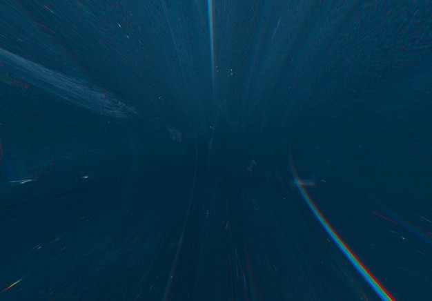Sovrapposizione glitch Rumore riflesso lente Cornice di distorsione digitale Vecchia trama del film Schermo blu scuro invecchiato con disegno di macchia di difetto di movimento della linea curva arcobaleno colorato