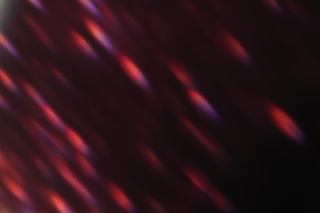 Sovrapposizione riflesso lente Luce bokeh Perdita di flash Raggi ottici sfocati Scintille viola rosso neon sfocate bagliore su sfondo astratto notte oscura