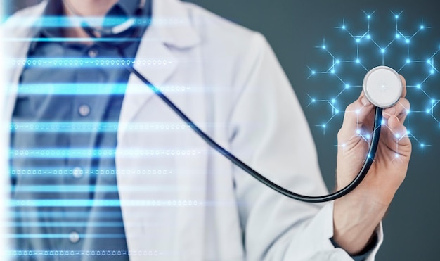 Sovrapposizione sanitaria e stetoscopio con la mano di un medico che utilizza la tecnologia AI per la salute del software Futuro medico e innovazione con un professionista della medicina maschile che lavora su un'interfaccia utente