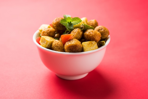 Soya Chunks Masala Fry O Meal Maker Friggere usando cubetti di paneer o ricotta e verdure. Ricetta popolare per uno spuntino salutare dall'India. Servito in una ciotola. Messa a fuoco selettiva