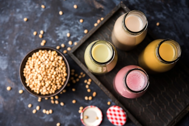 Soya O Latte di soia ottenuto dall'ammollo e dalla macinazione dei semi di soia, è una bevanda salutare servita in bottiglia con crudo intero in una ciotola