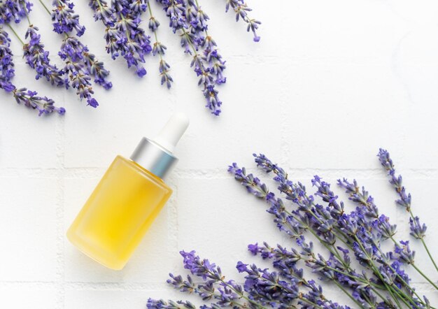 Spa alla lavanda Olio essenziale naturale di lavanda e lavanda fresca su sfondo bianco