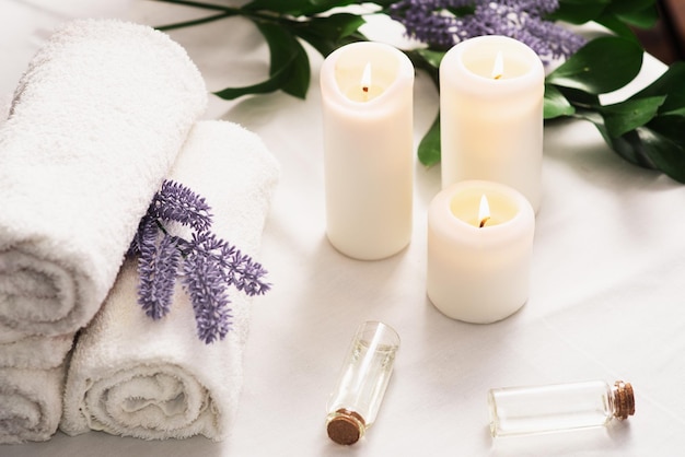 Spa ancora in vita con candele aromatiche e asciugamano Sfondo scuro