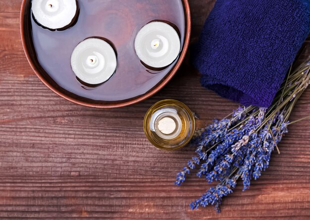 Spa ancora in vita con lavanda su sfondo di legno, vista dall'alto