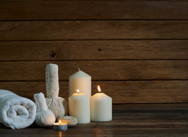 Spa con candele accese.