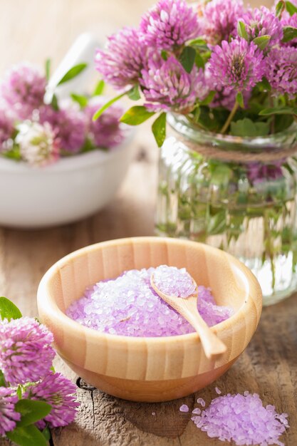 Spa con sale alle erbe viola e fiori di trifoglio