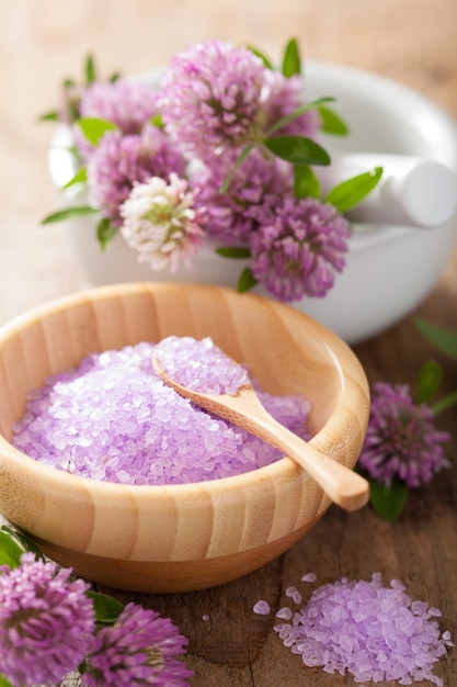 Spa con sale alle erbe viola e fiori di trifoglio