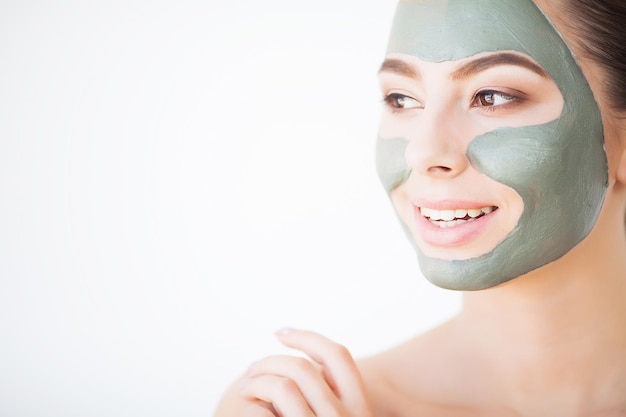 Spa Donna che applica la pulizia del viso Maschera Trattamenti di bellezza