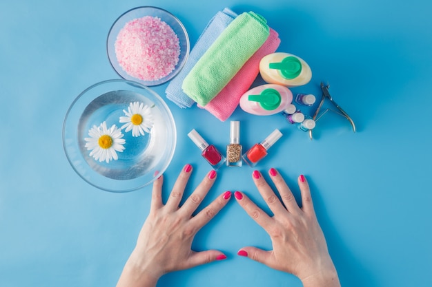 Spa mani accessori su semplice superficie blu