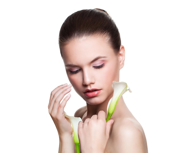 Spa modello donna con pelle chiara e fresca Trattamento viso cosmetologia bellezza cura della pelle e concetto spa