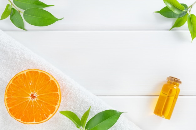 SPA naturale o cosmetici fatti in casa con frutta all'arancia.