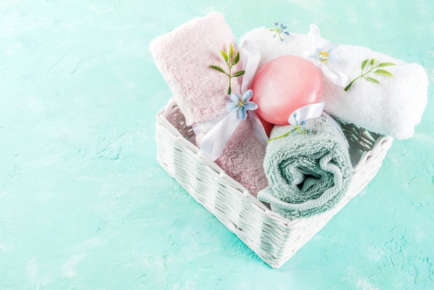 Spa relax e concetto di bagno, sale marino, sapone, con cosmetici e asciugamani