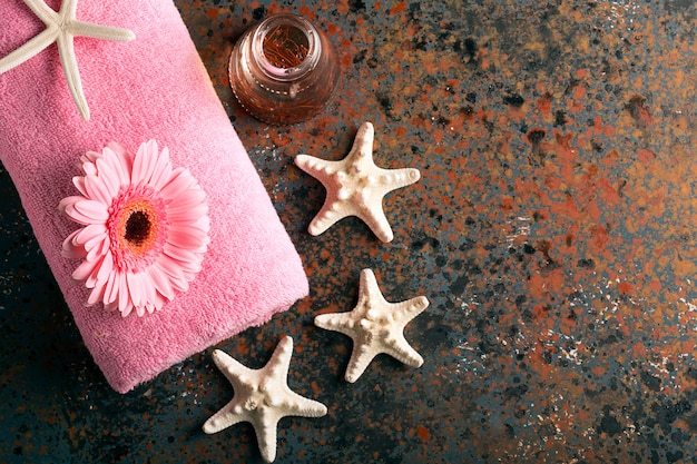 SPA still life con asciugamano, candele e gerbere