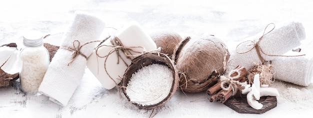 Spa still life di cosmetici biologici con noci di cocco