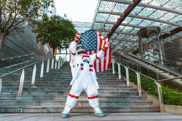 Spaceman in una stazione futuristica. Uomo con tuta spaziale che cammina in un'area urbana