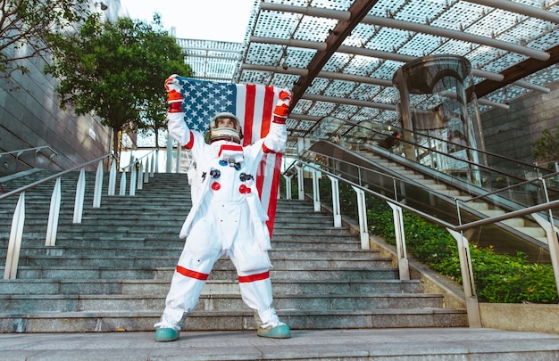 Spaceman in una stazione futuristica. Uomo con tuta spaziale che cammina in un'area urbana