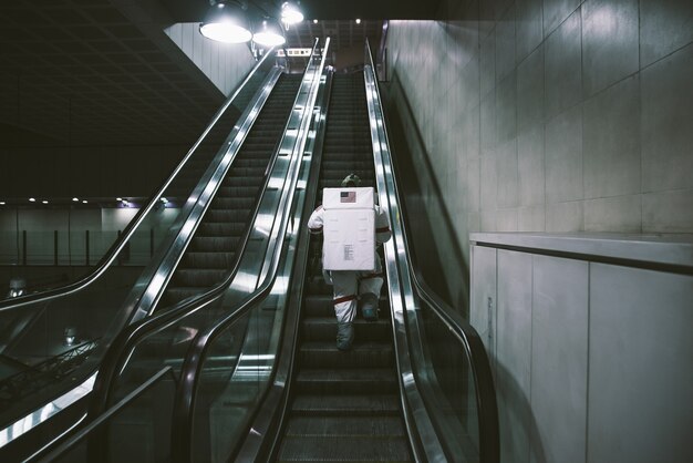 Spaceman in una stazione futuristica. Uomo con tuta spaziale che parte per il lavoro e prende il treno