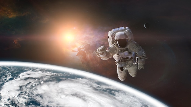 Spaceman sta volando nello spazio sullo sfondo della Terra Elementi di questa immagine forniti dalla NASA