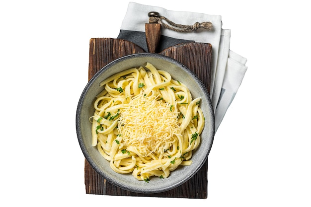 Spaetzle Pasta all'uovo tedesca con formaggio servito con prezzemolo Isolato su sfondo bianco