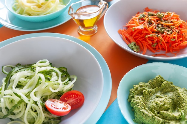 Spaghetti a spirale di carote fresche, cetrioli e zucchine con semi, spinaci e pesto - Vegetariano, Diet Food, Insalata di verdure