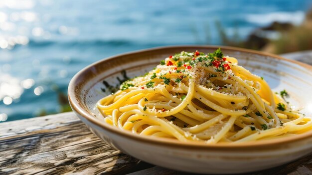 Spaghetti Aglio Olio contro una spiaggia mediterranea