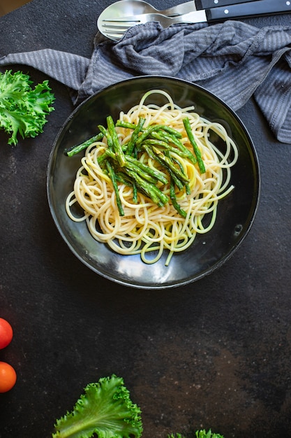 spaghetti ai fagioli verdi salsa agli asparagi formaggio pasta