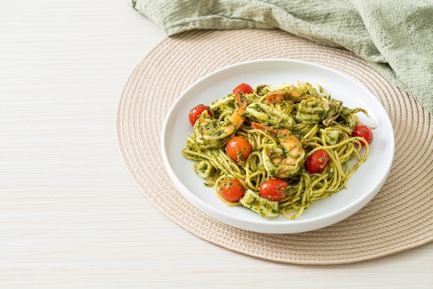 Spaghetti ai frutti di mare al pesto fatto in casa - Stile alimentare sano