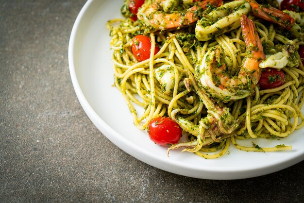 Spaghetti ai frutti di mare al pesto fatto in casa - Stile alimentare sano