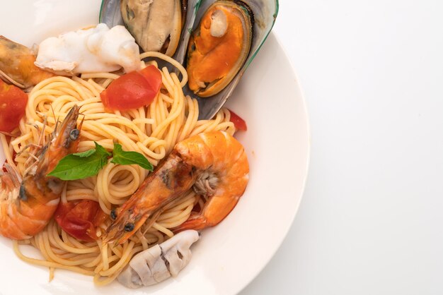 Spaghetti ai frutti di mare con vongole, gamberi, calamari, cozze e pomodori