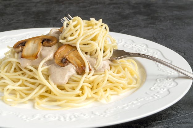 Spaghetti ai funghi in salsa di panna.