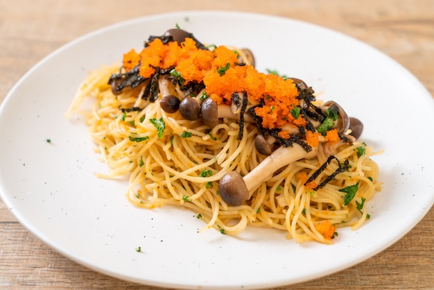 spaghetti ai funghi, uovo di gamberetti e alghe