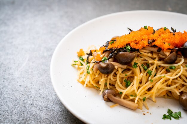 spaghetti ai funghi, uovo di gamberetti e alghe