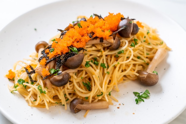 spaghetti ai funghi, uovo di gamberetti e alghe