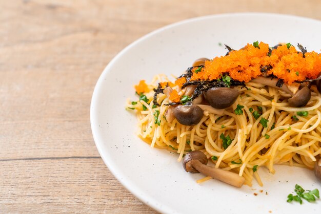 spaghetti ai funghi, uovo di gamberetti e alghe