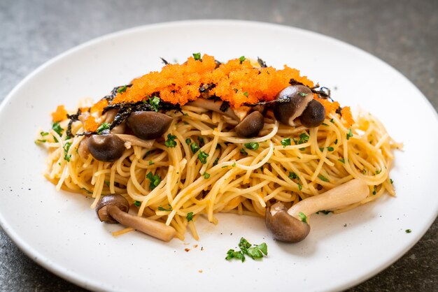 spaghetti ai funghi, uovo di gamberetti e alghe