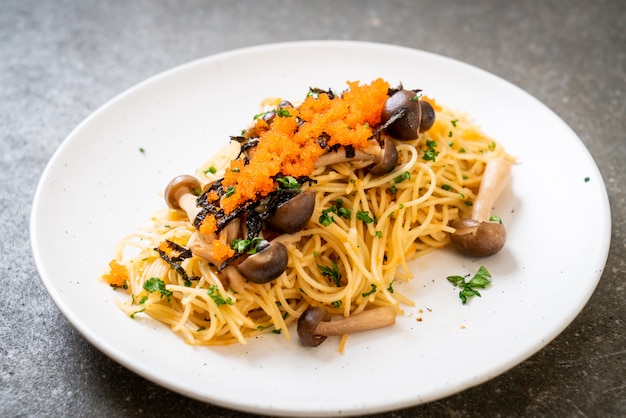 spaghetti ai funghi, uovo di gamberetti e alghe