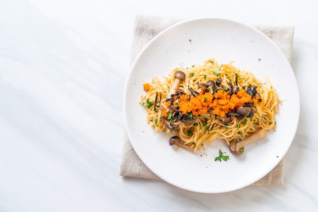 spaghetti ai funghi, uovo di gamberi e alghe