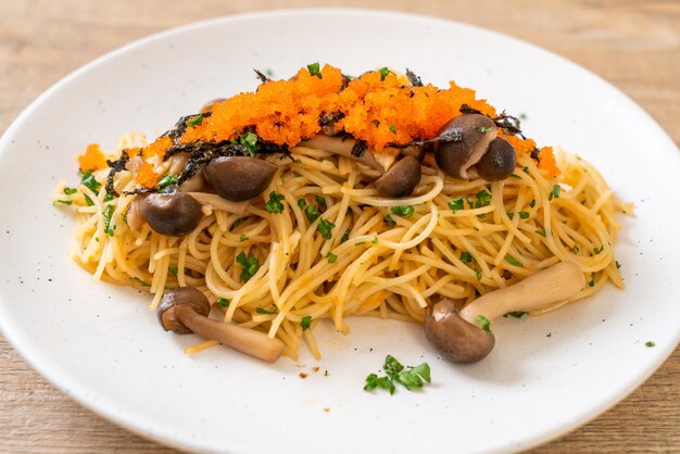 spaghetti ai funghi, uovo di gamberi e alghe