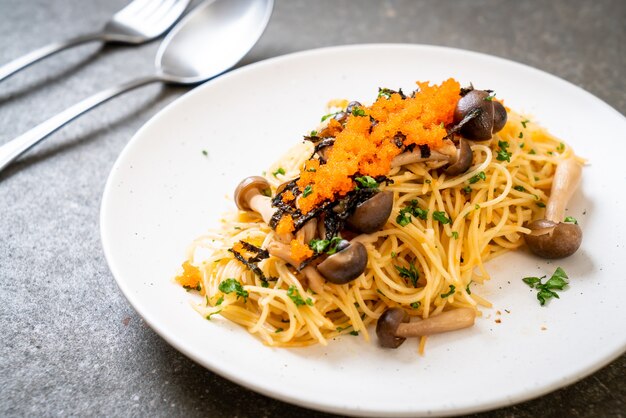 spaghetti ai funghi, uovo di gamberi e alghe