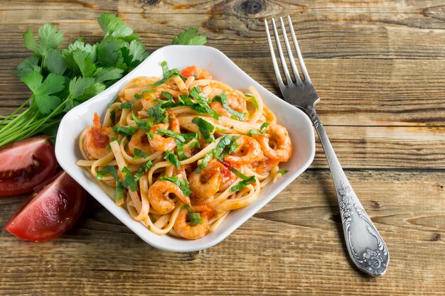 Spaghetti ai gamberi in salsa di pomodoro alle erbe.