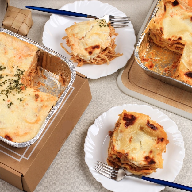 Spaghetti al forno e lasagne al forno su fondo crema