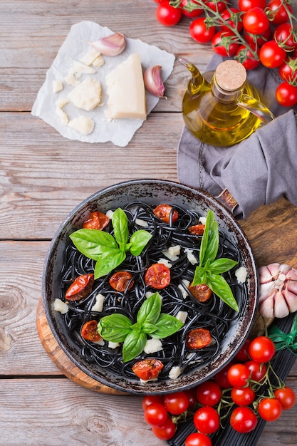 Spaghetti al nero con pomodorini e basilico