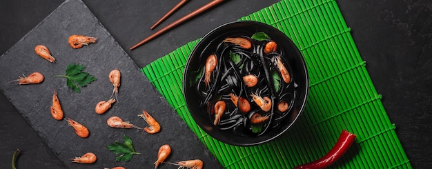 Spaghetti al nero di seppia e frutti di mare. Vista dall'alto