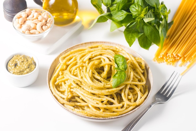 Spaghetti al pesto basilico anacardi e parmigiano Ingredienti